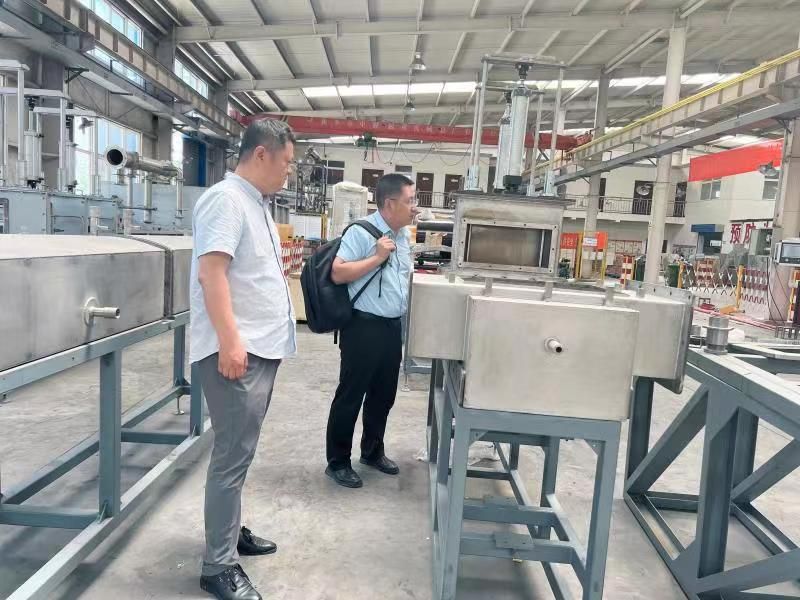 鄂爾多斯客戶參觀考察輥道窯、推板窯設(shè)備